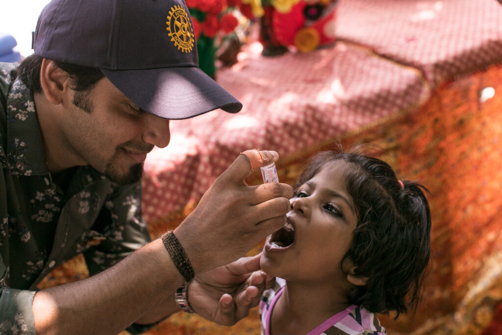 Premier jour des Journées sous-nationales de vaccination à Shahjahanpur (Inde), une campagne d'une semaine pour vacciner les enfants contre la polio. Des Rotariens, des Rotaractiens, des agents de santé et d'autres bénévoles ont installé plus de 1 500 postes de vaccination dans la région.